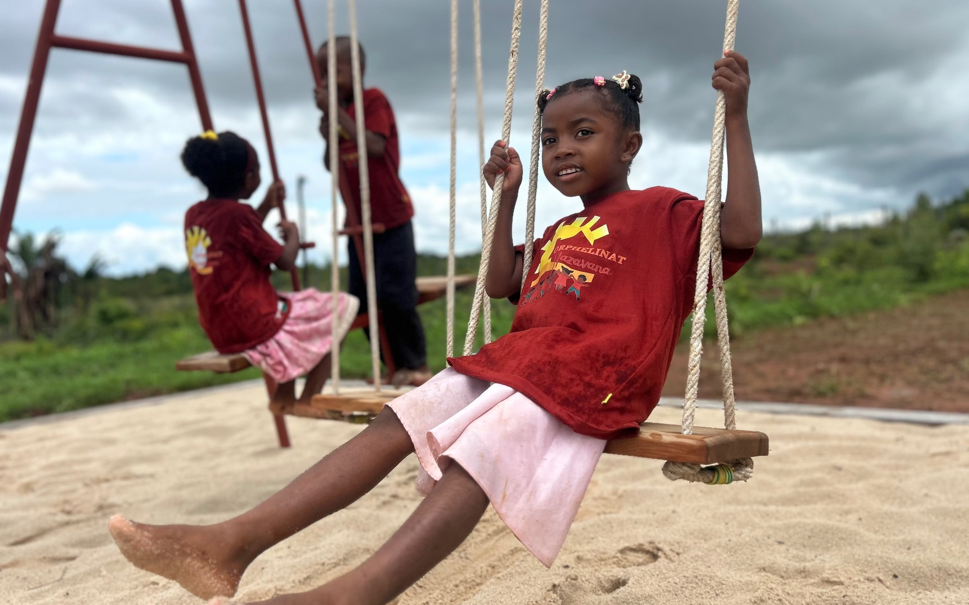 “We were able to bring our ‘Playground’ project to life and hand over this wonderful playground to the children. A beautiful space has been created where the children can play and interact, where they can forget their worries and simply be children. Below are a few impressions from the opening ceremony. Thank you to all the donors who made this possible.”