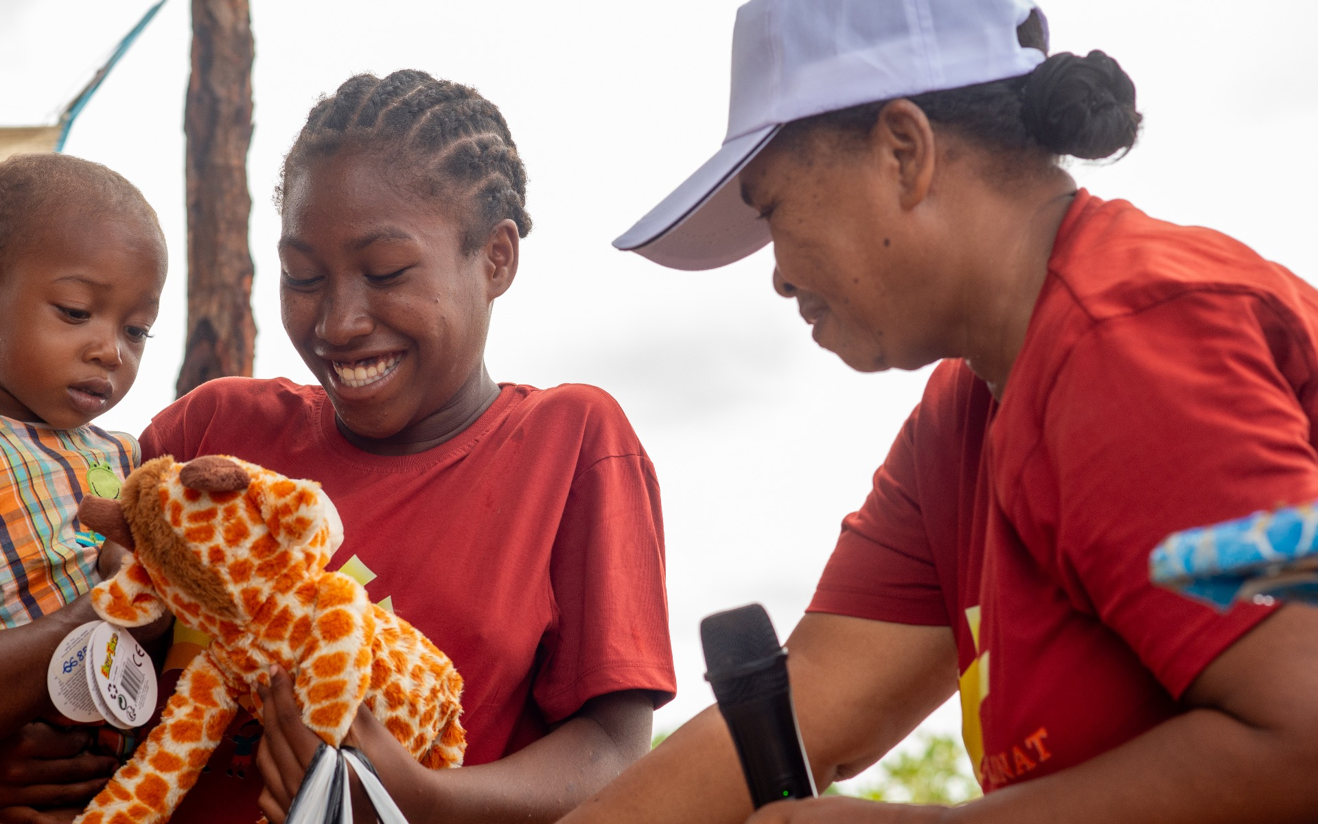 “Thanks to the many donations, we were able to give the children new clothes and Christmas gifts. What could be more beautiful than seeing those children’s eyes shining with joy. A beautiful and grateful day for the children of Orphelinat Hazavana. A big thank you to everyone.”
